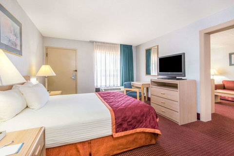 Baymont By Wyndham Topeka - Renee 13