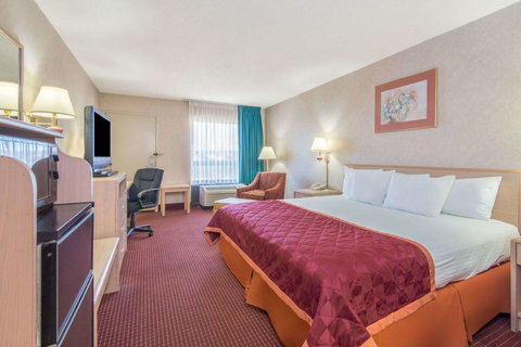 Baymont By Wyndham Topeka - Renee 11