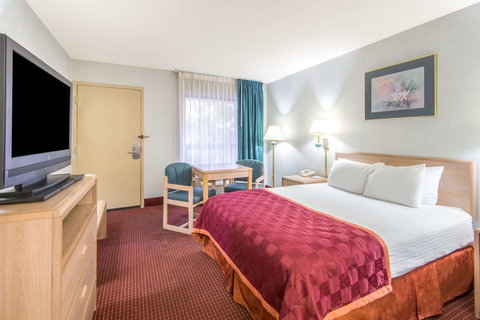 Baymont By Wyndham Topeka - Renee 10