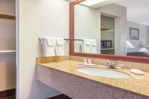 Baymont By Wyndham Topeka - Renee 12