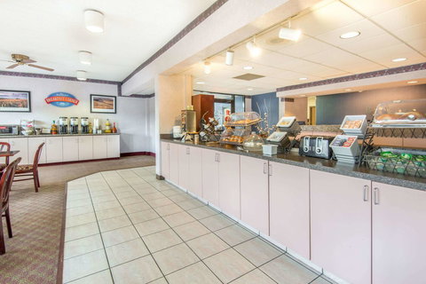 Baymont By Wyndham Topeka - Renee 15