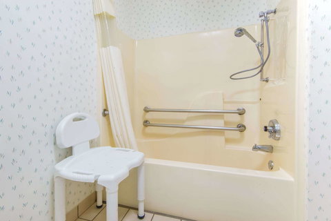 Baymont By Wyndham Topeka - Renee 9