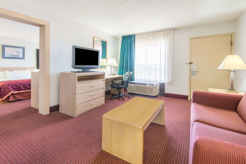 Baymont By Wyndham Topeka - Renee 1