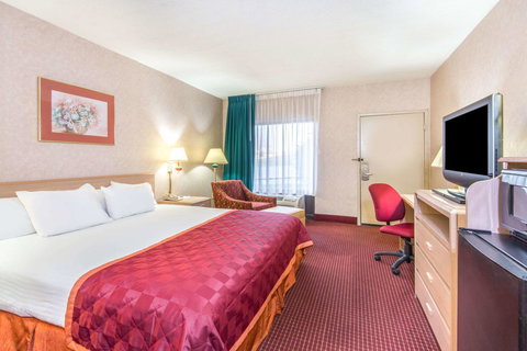 Baymont By Wyndham Topeka - Renee 8