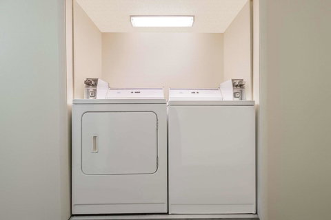 Super 8 By Wyndham Topeka/Wanamaker RD/I-70 - Renee 3