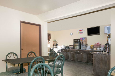 Super 8 By Wyndham Topeka/Wanamaker RD/I-70 - Renee 12