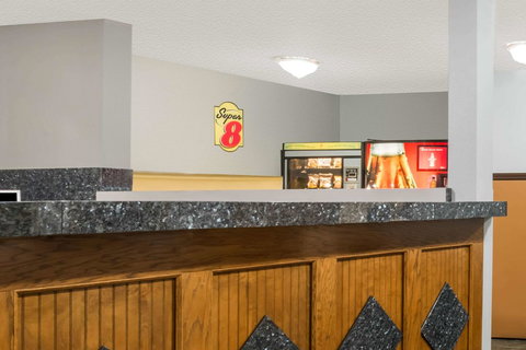 Super 8 By Wyndham Topeka/Wanamaker RD/I-70 - Renee 8