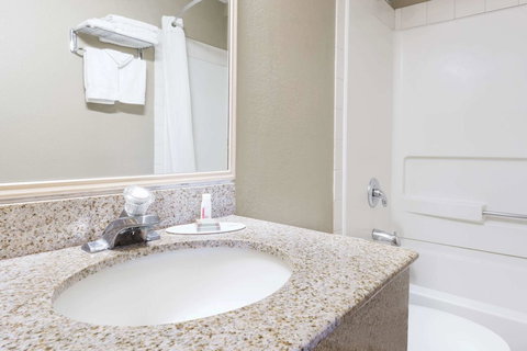 Super 8 By Wyndham Topeka/Wanamaker RD/I-70 - Renee 16