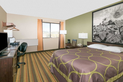 Super 8 By Wyndham Topeka/Wanamaker RD/I-70 - Renee 10