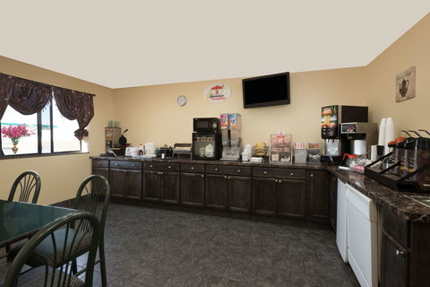 Super 8 By Wyndham Topeka/Wanamaker RD/I-70 - Renee 11