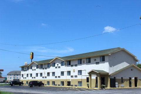 Super 8 By Wyndham Topeka/Wanamaker RD/I-70 - Renee 1