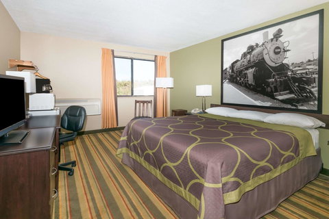 Super 8 By Wyndham Topeka/Wanamaker RD/I-70 - Renee 13