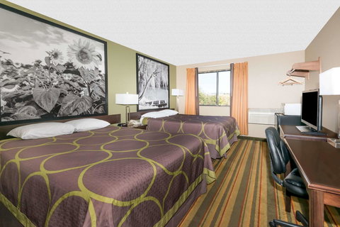 Super 8 By Wyndham Topeka/Wanamaker RD/I-70 - Renee 9