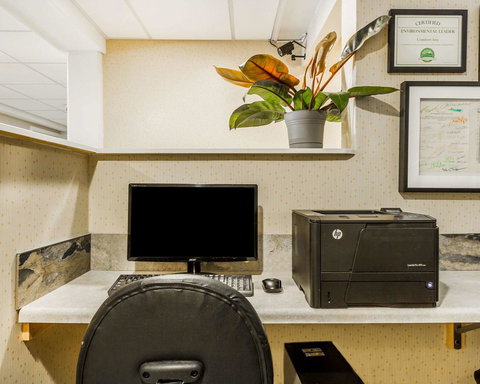 Comfort Inn Airport - Renee 7