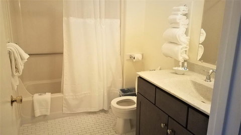 The Lighthouse Inn & Carriage House - Renee 28