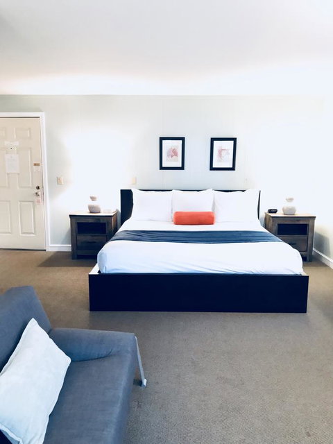 The Lighthouse Inn & Carriage House - Renee 27