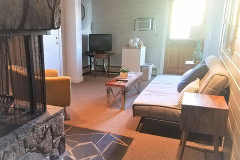 The Lighthouse Inn & Carriage House - Renee 12