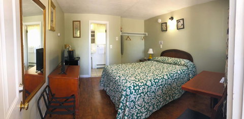 Admiral Motel - Renee 21