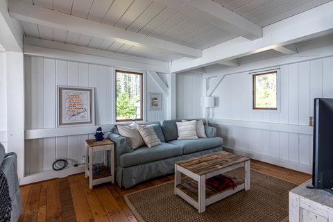 The Seaward - Renee 6