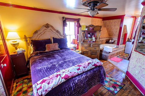 Academy Bed & Breakfast - Internet Find 19