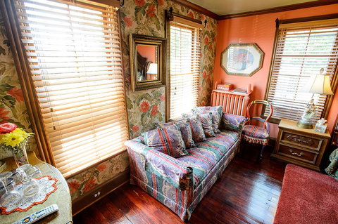 Academy Bed & Breakfast - Internet Find 9