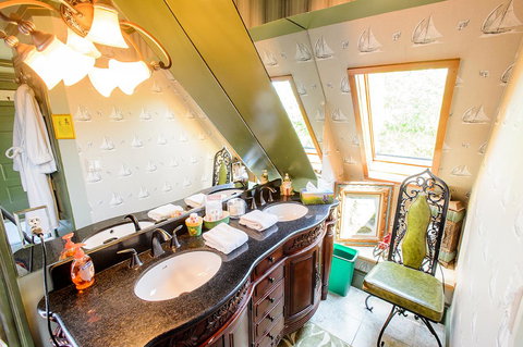 Academy Bed & Breakfast - Internet Find 21