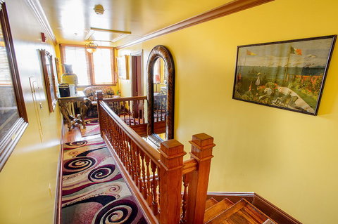 Academy Bed & Breakfast - Internet Find 24