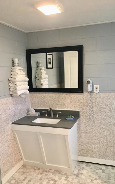 Elk Rapids Lakeshore Inn - Renee 7