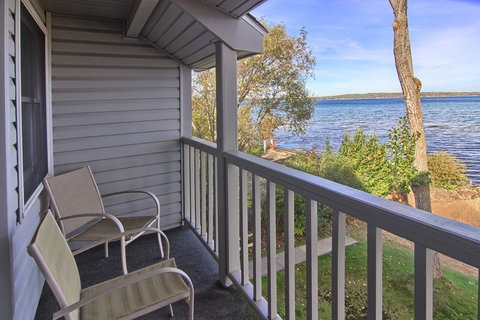 302 North Shore Inn - Renee 1