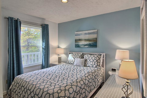 302 North Shore Inn - Renee 7