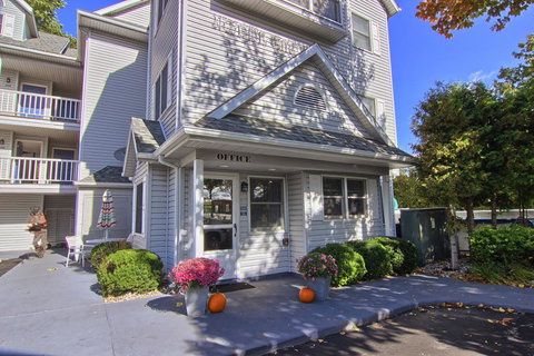 302 North Shore Inn - Renee 13