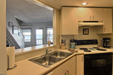 302 North Shore Inn - Renee 5