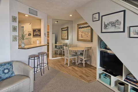 302 North Shore Inn - Renee 11