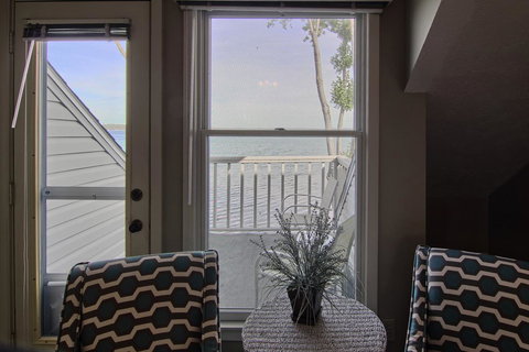 302 North Shore Inn - Renee 10