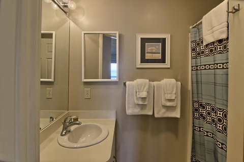 302 North Shore Inn - Renee 2