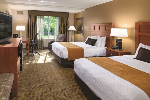 Best Western Plus Bloomington Hotel - Swimm 21