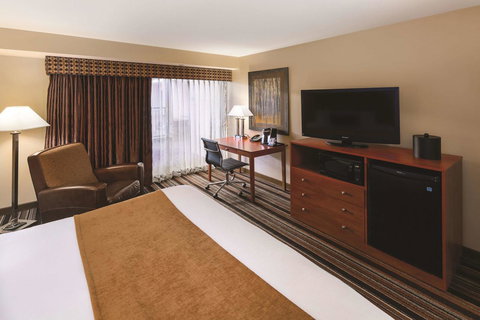 Best Western Plus Bloomington Hotel - Swimm 34