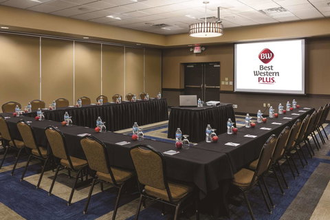Best Western Plus Bloomington Hotel - Swimm 26