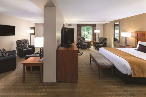 Best Western Plus Bloomington Hotel - Swimm 27