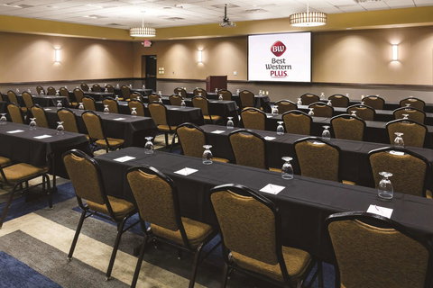 Best Western Plus Bloomington Hotel - Swimm 40