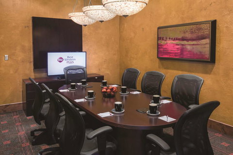 Best Western Plus Bloomington Hotel - Swimm 29