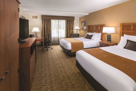 Best Western Plus Bloomington Hotel - Swimm 20