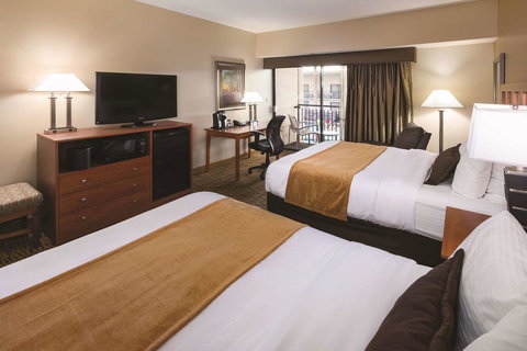 Best Western Plus Bloomington Hotel - Swimm 24