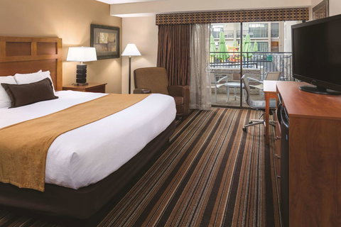 Best Western Plus Bloomington Hotel - Swimm 42