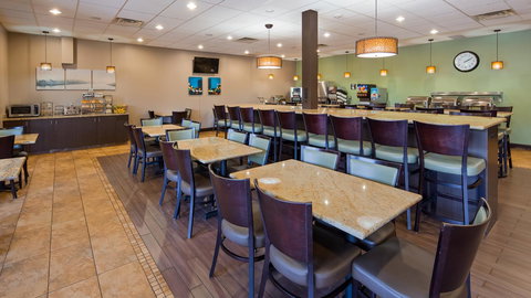 Best Western Plus Bloomington Hotel - Swimm 13