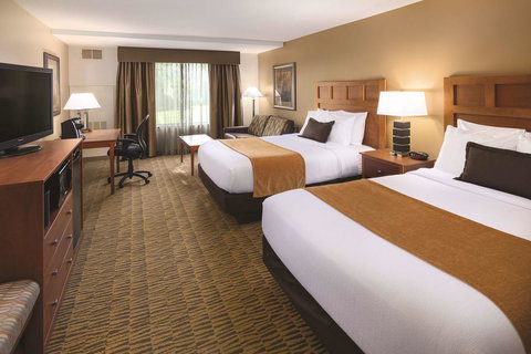 Best Western Plus Bloomington Hotel - Swimm 37