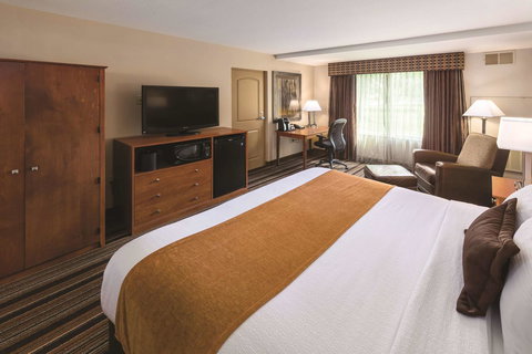 Best Western Plus Bloomington Hotel - Swimm 22