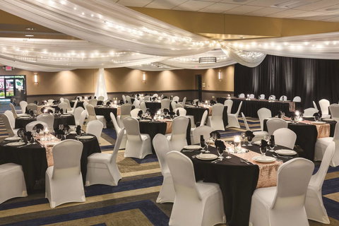 Best Western Plus Bloomington Hotel - Swimm 39