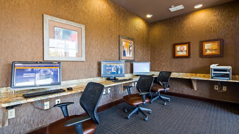 Best Western Plus Bloomington Hotel - Swimm 8