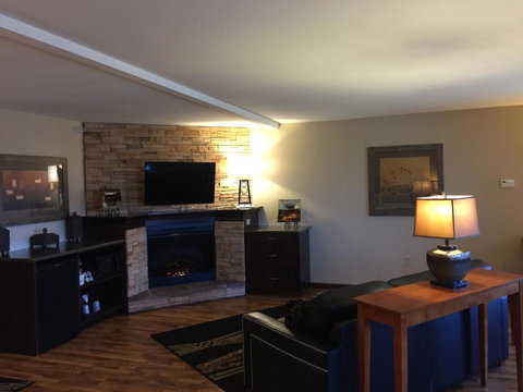 Best Western Plus Bloomington Hotel - Swimm 16